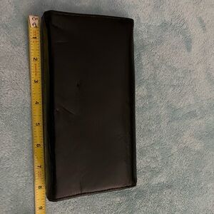 *Genuine Leather clutch


Brite Mode yellow metal hardware trim.